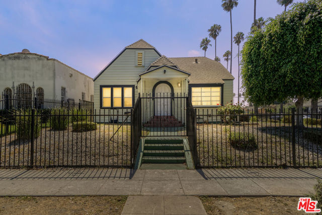 2074 W 54th Street, Los Angeles CA: https://media.crmls.org/mediaz/692ae27d-7090-4f1b-84ae-21507b718170.jpg