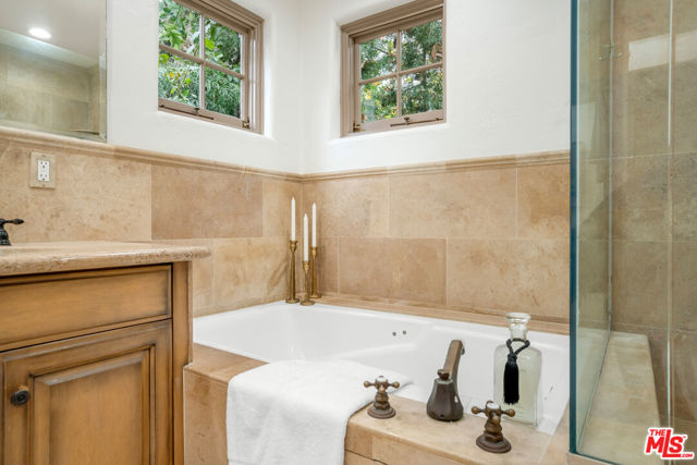 2917 N Poinsettia Avenue, Manhattan Beach CA: https://media.crmls.org/mediaz/692b88ea-ea74-46c4-90ab-bab93d78e55c.jpg