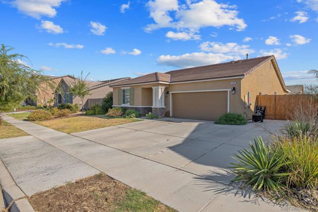 495 Pearl Dr, Lemoore CA: https://media.crmls.org/mediaz/692bef6a-b5bb-4822-a20f-435ecec0ed76.jpg