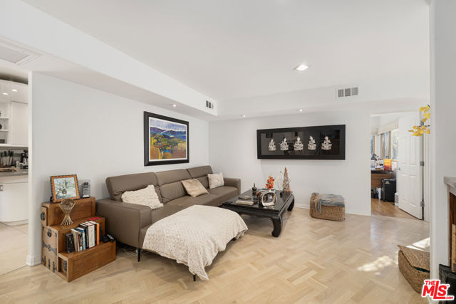 1708 Clear View Drive, Beverly Hills CA: https://media.crmls.org/mediaz/692c5668-f021-473b-836f-0ac083463475.jpg