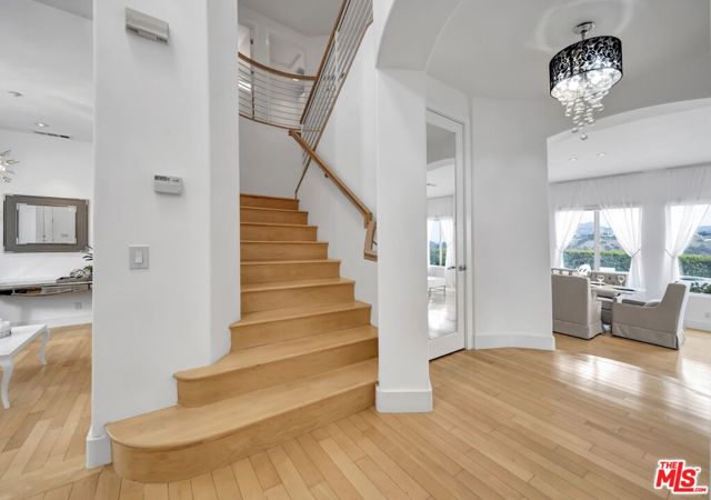 2752 Stone View Court, Los Angeles CA: https://media.crmls.org/mediaz/692e74dc-e755-4143-932b-008037d68690.jpg