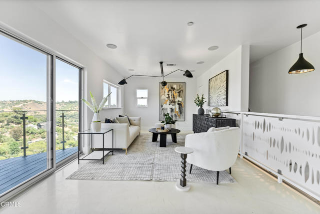 453 Frontenac Avenue, Los Angeles CA: https://media.crmls.org/mediaz/692efa52-f809-4fb7-83f7-b712eec9b3d1.jpg