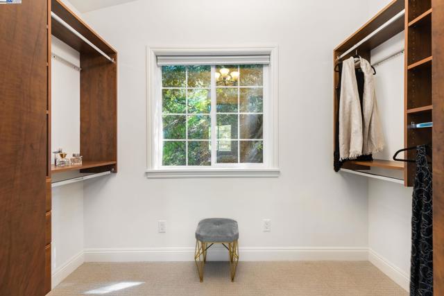 6440 Longcroft Dr, Oakland CA: https://media.crmls.org/mediaz/692f2c82-f5ab-4956-9d4c-9eeb12cb5d66.jpg