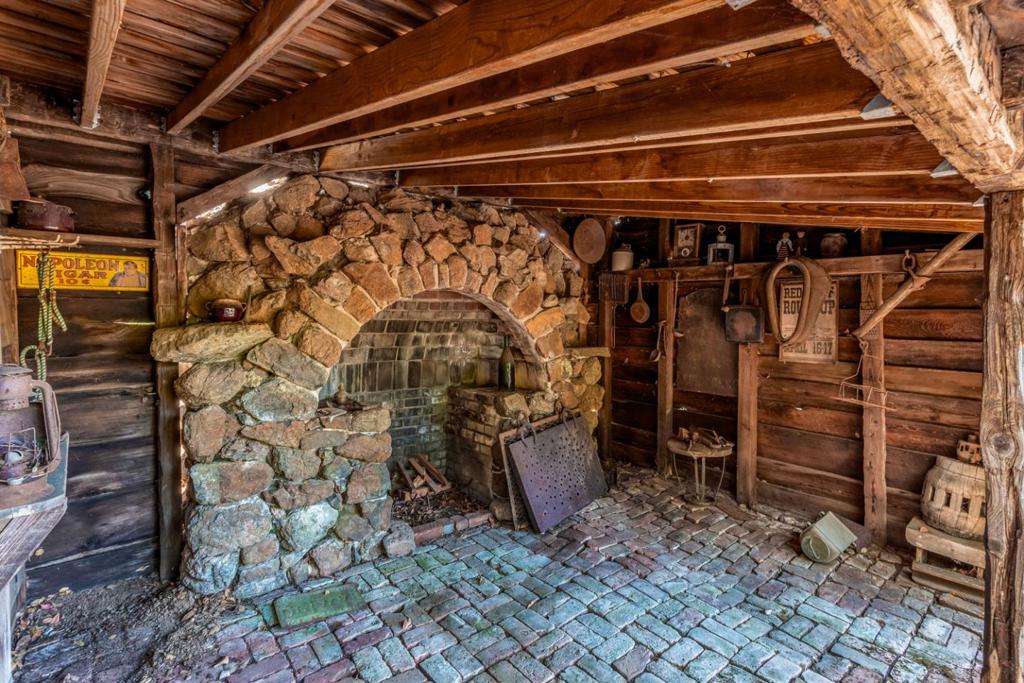 https://media.crmls.org/mediaz/6930366f-d295-4f49-a011-f1f8685c6f5b.jpg?preset=X-Large