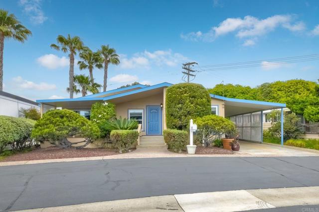 6496 Friendly Place, Carlsbad CA: https://media.crmls.org/mediaz/6930eff3-2835-4550-90f5-7d8a14dbf814.jpg
