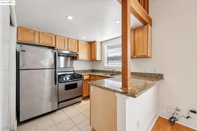 2714 Ave, Berkeley CA: https://media.crmls.org/mediaz/693105b5-f849-4cc4-aa9f-7f586cea0c86.jpg