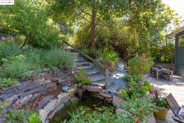 5801 Balboa Dr, Oakland CA: https://media.crmls.org/mediaz/6933d41c-6bf3-4481-874d-34961e97f342.jpg