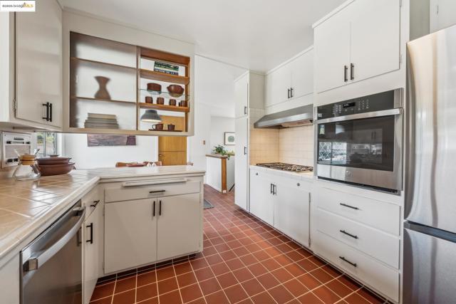 8499 Aster Ave, Oakland CA: https://media.crmls.org/mediaz/6934e2d8-3337-4169-b2e1-0bd5e5f58b02.jpg