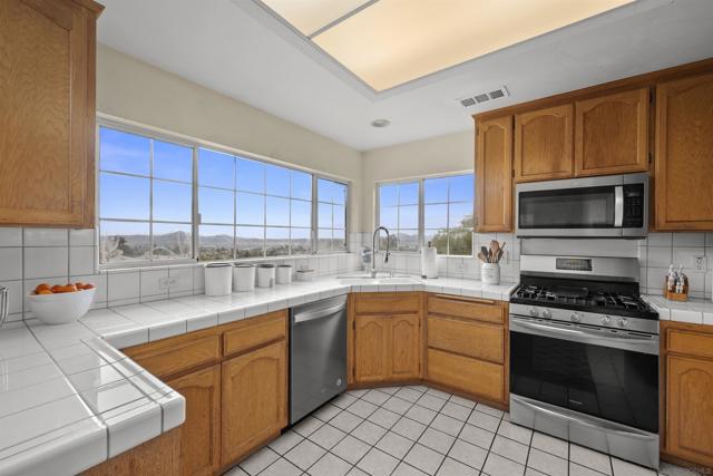 8016 Sterling Dr, El Cajon CA: https://media.crmls.org/mediaz/69367157-16d7-4884-8433-0dc5d2bc6567.jpg