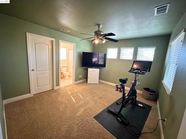 1327 Remington Ct, Tracy CA: https://media.crmls.org/mediaz/69375699-267f-4593-b913-bc086bd8fed7.jpg