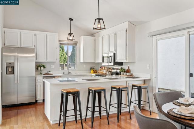 34915 Osprey Dr, Union City CA: https://media.crmls.org/mediaz/69376719-f7d9-46b1-b752-b90545cf8af7.jpg