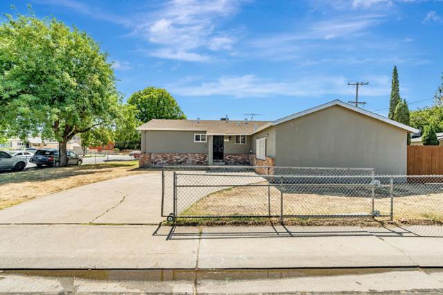 2525 Montclair Street, Stockton CA: https://media.crmls.org/mediaz/69389106-ab8d-4ef3-bf0c-46018f8a5ed6.jpg
