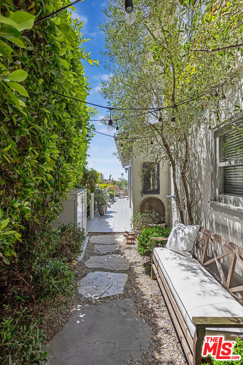 271 Amalfi Drive, Santa Monica CA: https://media.crmls.org/mediaz/69390a9d-16e2-41ba-a1df-9a6c4328b57b.jpg