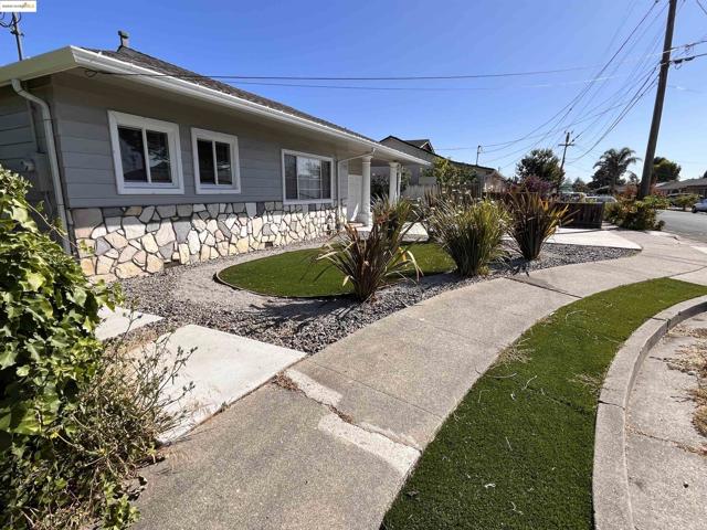 389 White Dr, Hayward CA: https://media.crmls.org/mediaz/693a22d9-e9ca-4f8f-b154-f659a6e06493.jpg