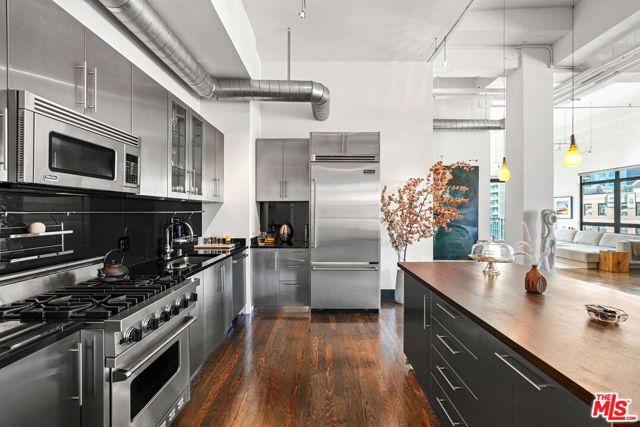 849 S Broadway, Los Angeles CA: https://media.crmls.org/mediaz/693a48ed-ab5f-4a13-9597-63460d19198e.jpg