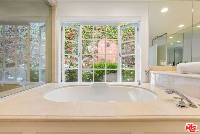 9315 Beverly Crest Drive, Beverly Hills CA: https://media.crmls.org/mediaz/693a5005-e350-40e5-9d39-f20703efd368.jpg