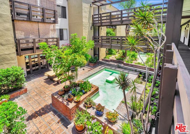 320 S Ardmore Avenue, Los Angeles CA: https://media.crmls.org/mediaz/693b50c5-a02e-4950-873b-3d3b331a9726.jpg