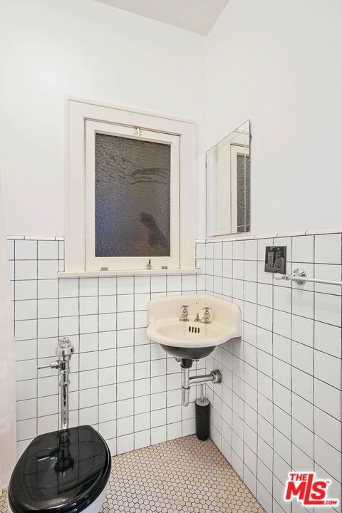 5121 1/2 EAGLE ROCK Boulevard, Los Angeles CA: https://media.crmls.org/mediaz/693beca1-184b-4a5d-8ca7-a51a1a681f0b.jpg