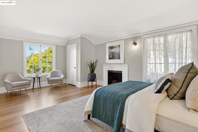 1145 Mandana Blvd, Oakland CA: https://media.crmls.org/mediaz/693c56ee-f752-44d5-b5f3-3e2449c8a01e.jpg