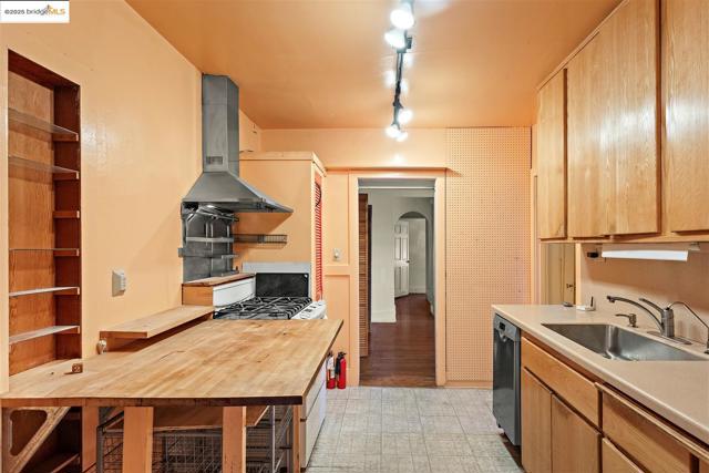 2201 Spaulding Ave, Berkeley CA: https://media.crmls.org/mediaz/693ccf65-97fd-4077-af41-842da1254afd.jpg