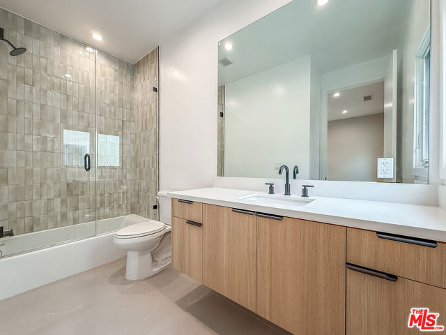 150 N Arnaz Drive, Beverly Hills CA: https://media.crmls.org/mediaz/693d2ce1-85df-4bd2-a5e3-13de8a5158de.jpg