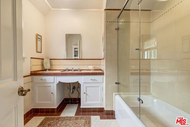 10798 Weyburn Avenue, Los Angeles CA: https://media.crmls.org/mediaz/69421b3d-3277-4658-99d2-db28e27e3b79.jpg
