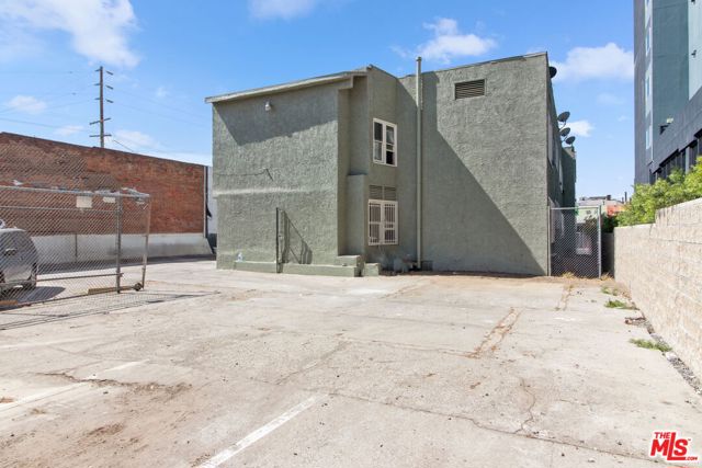 225 W Adams Boulevard, Los Angeles CA: https://media.crmls.org/mediaz/694257a7-2951-42ff-b0c5-3475582b01f9.jpg