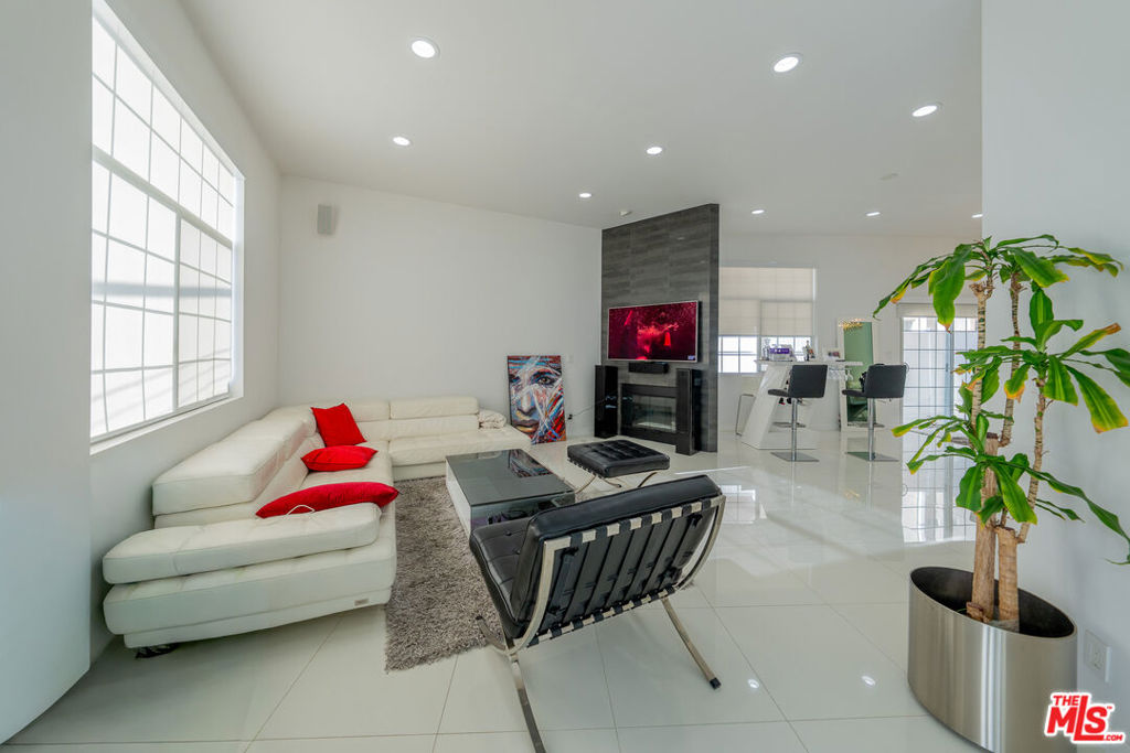 2256 Montrose Avenue #2