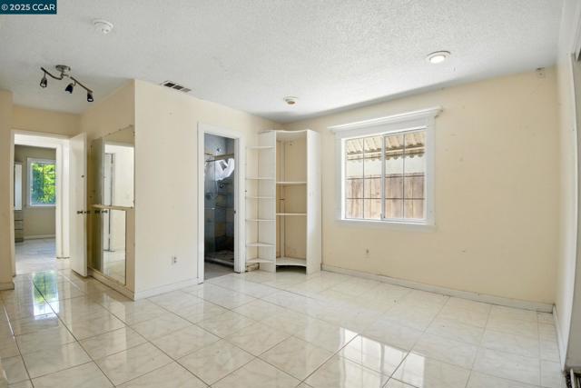 9121 Eaglepoint Ln, Stockton CA: https://media.crmls.org/mediaz/69433ecd-21cd-486f-a2b7-5b317a9ddcba.jpg