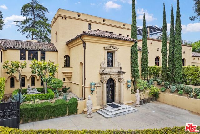 4320 Cedarhurst Circle, Los Angeles CA: https://media.crmls.org/mediaz/694398bc-c031-4368-872f-2a3cbf714f1a.jpg