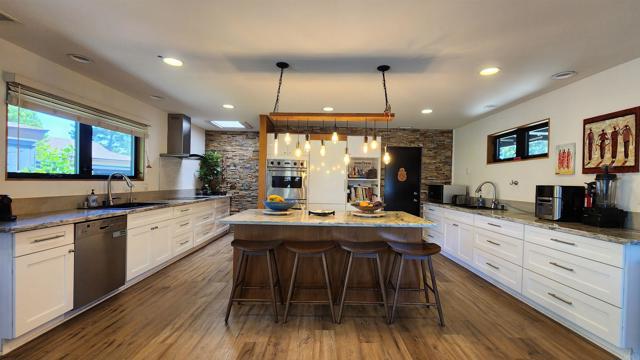 5855 Ithaca Place, San Diego CA: https://media.crmls.org/mediaz/69442efc-93d6-48e7-a302-09468e435894.jpg