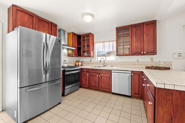 1014 Croyden Way, Manteca CA: https://media.crmls.org/mediaz/69443ba1-1f0d-411d-8a46-d1f144b3bdfc.jpg