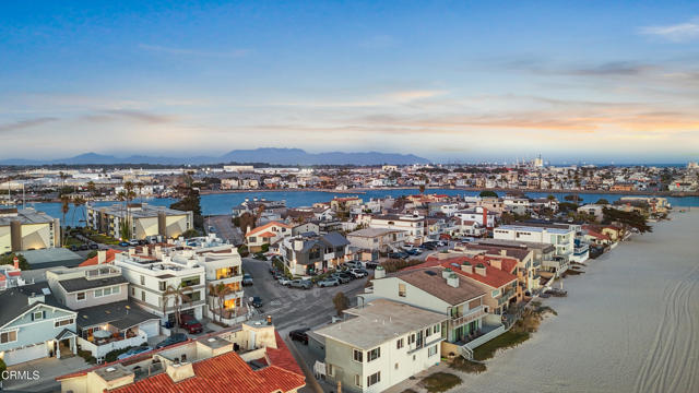 3300 Ocean Drive, Oxnard CA: https://media.crmls.org/mediaz/6944f0b3-5c37-4197-b100-5aa985684e93.jpg