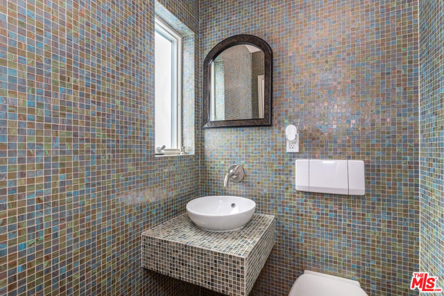 8783 Lookout Mountain Avenue, Los Angeles CA: https://media.crmls.org/mediaz/694560f9-74f0-4e9c-99cd-3e5186a06fbb.jpg