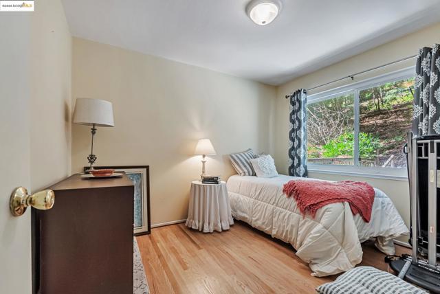 2050 Donald Dr, Moraga CA: https://media.crmls.org/mediaz/69458036-ed7d-4b98-8d4d-5b5482e5f38d.jpg