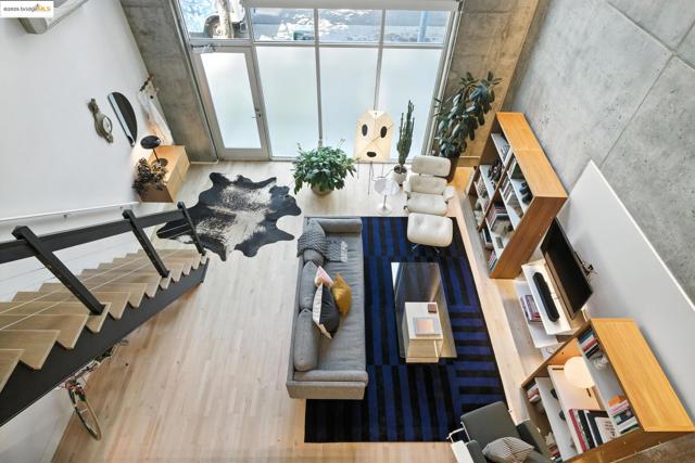 311 Oak St, Oakland CA: https://media.crmls.org/mediaz/6946071a-583b-4adf-b9d9-fa1f9468715d.jpg