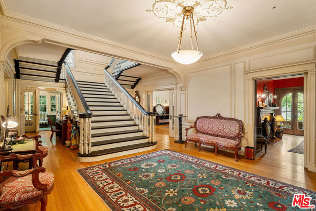 1130 Westchester Place, Los Angeles CA: https://media.crmls.org/mediaz/694628fe-f194-485f-ba79-775bc8b8ed08.jpg