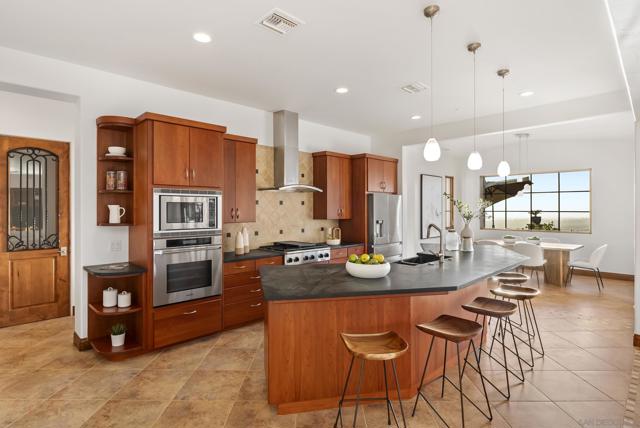7778 Camino Sin Puente, Rancho Santa Fe CA: https://media.crmls.org/mediaz/6946627d-6811-418e-b1c5-196a4af00941.jpg