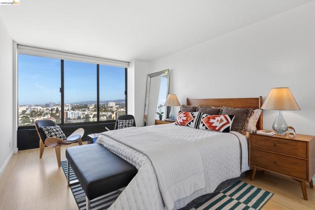 565 Bellevue Ave, Oakland CA: https://media.crmls.org/mediaz/6947356e-5327-44a0-a0f9-1b611cc28996.jpg