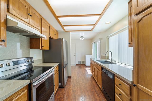 2708 MEDFORD CT, Carlsbad CA: https://media.crmls.org/mediaz/6947aae3-1999-4206-8fc8-b5d060376ad7.jpg