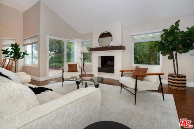 4732 Galicia Way, Oceanside CA: https://media.crmls.org/mediaz/6947e349-7861-4a3c-bcd4-6c8eef2a6c9b.jpg