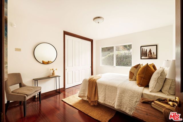 2617 Sleepy Hollow Place, Glendale CA: https://media.crmls.org/mediaz/6948bc53-e016-4c74-ae48-dd9da40b8d42.jpg