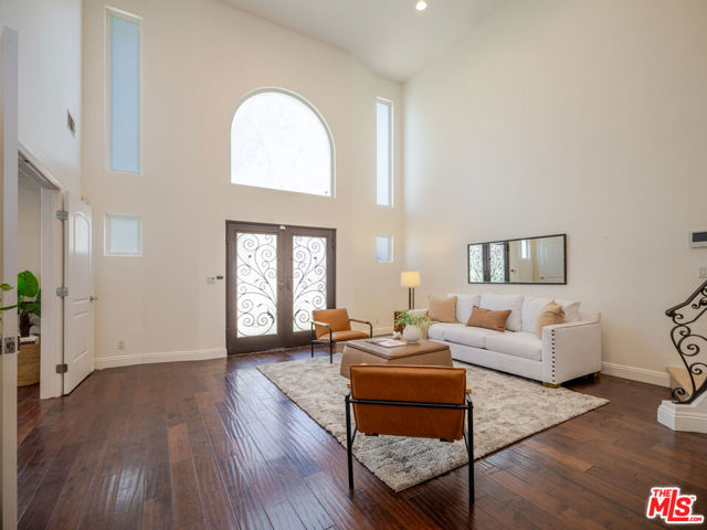 5417 Allott Avenue, Sherman Oaks CA: https://media.crmls.org/mediaz/694abe2c-2842-4079-81a4-53b93c3571bd.jpg