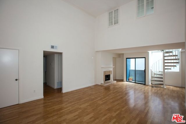 1940 N HIGHLAND Avenue, Los Angeles CA: https://media.crmls.org/mediaz/694ac68a-e7cd-4419-962a-066b790f421e.jpg