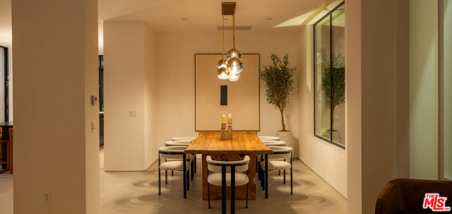 12752 Mulholland Drive, Beverly Hills CA: https://media.crmls.org/mediaz/694df1d2-b5e9-46e1-a46e-b0c2e824ea2e.jpg