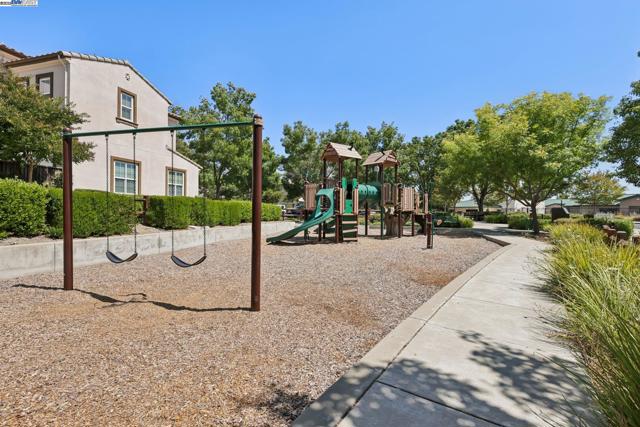 5010 Barrenstar Way, San Ramon CA: https://media.crmls.org/mediaz/694e7a6c-4081-48b8-a2a7-02ca533c5690.jpg