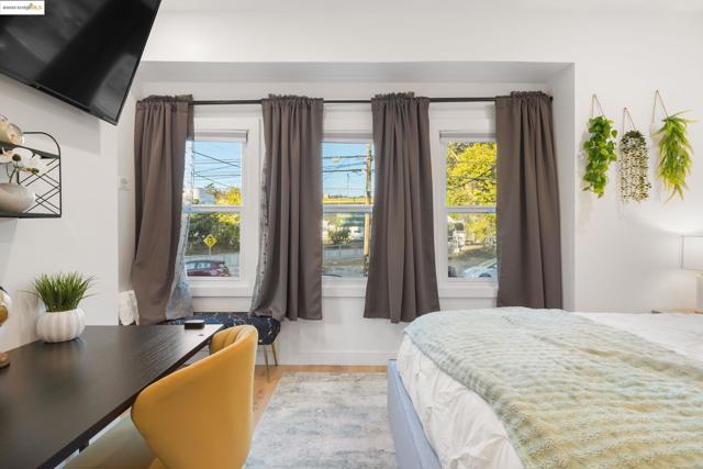 75 Echo Ave, Oakland CA: https://media.crmls.org/mediaz/69515436-e892-4947-b301-cc26deec208a.jpg