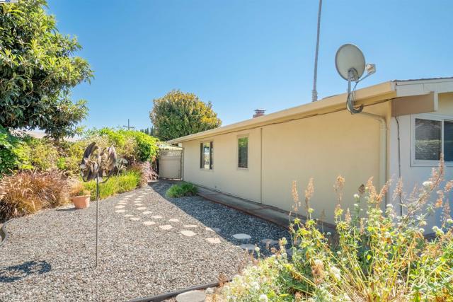 24757 Pear St, Hayward CA: https://media.crmls.org/mediaz/6952f4b2-6ca2-4bf5-b4e1-5056ce44b673.jpg