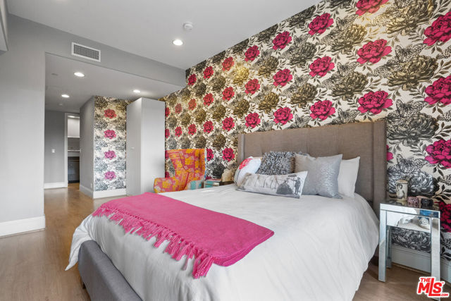 16123 W Sunset Boulevard, Pacific Palisades CA: https://media.crmls.org/mediaz/695346f0-73ac-44ba-b3ad-6fa5ddf26b59.jpg