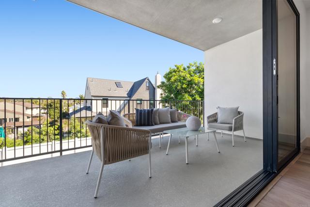 326 Chinquapin Avenue, Carlsbad CA: https://media.crmls.org/mediaz/695386e1-a825-4cc4-9ea5-0c29caa78d15.jpg